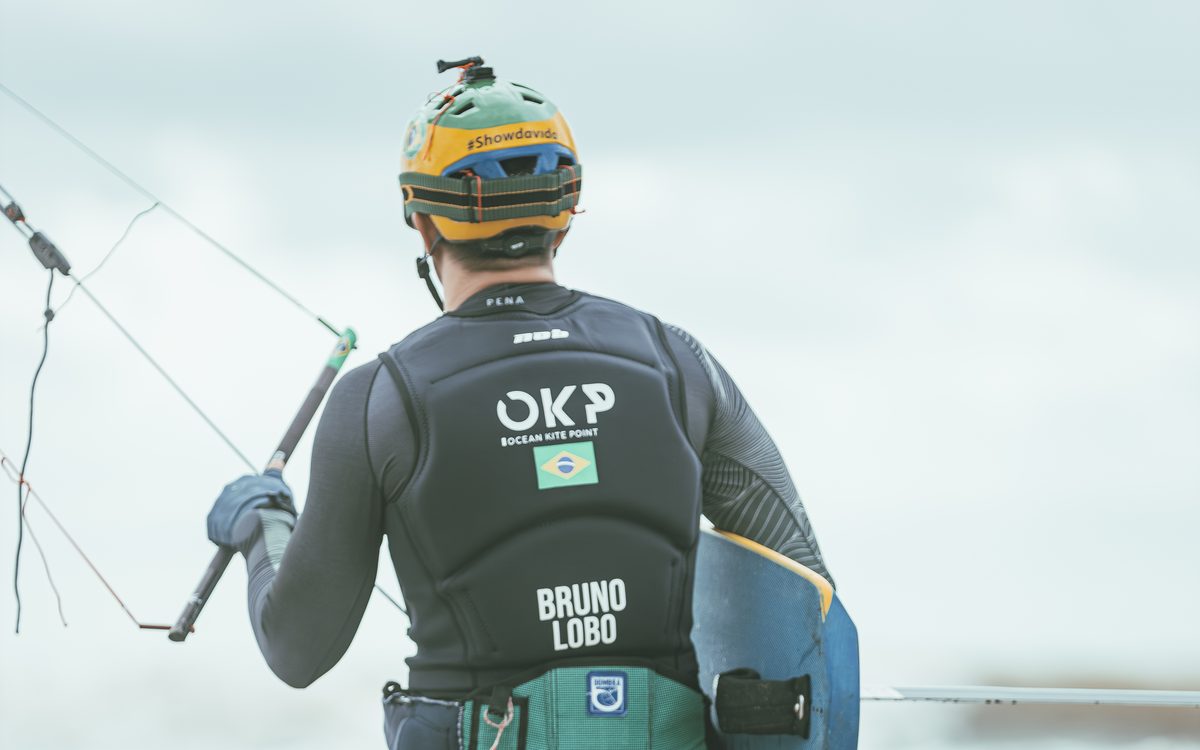 Bruno Lobo em competição de Fórmula Kite com equipamento nas cores do Brasil