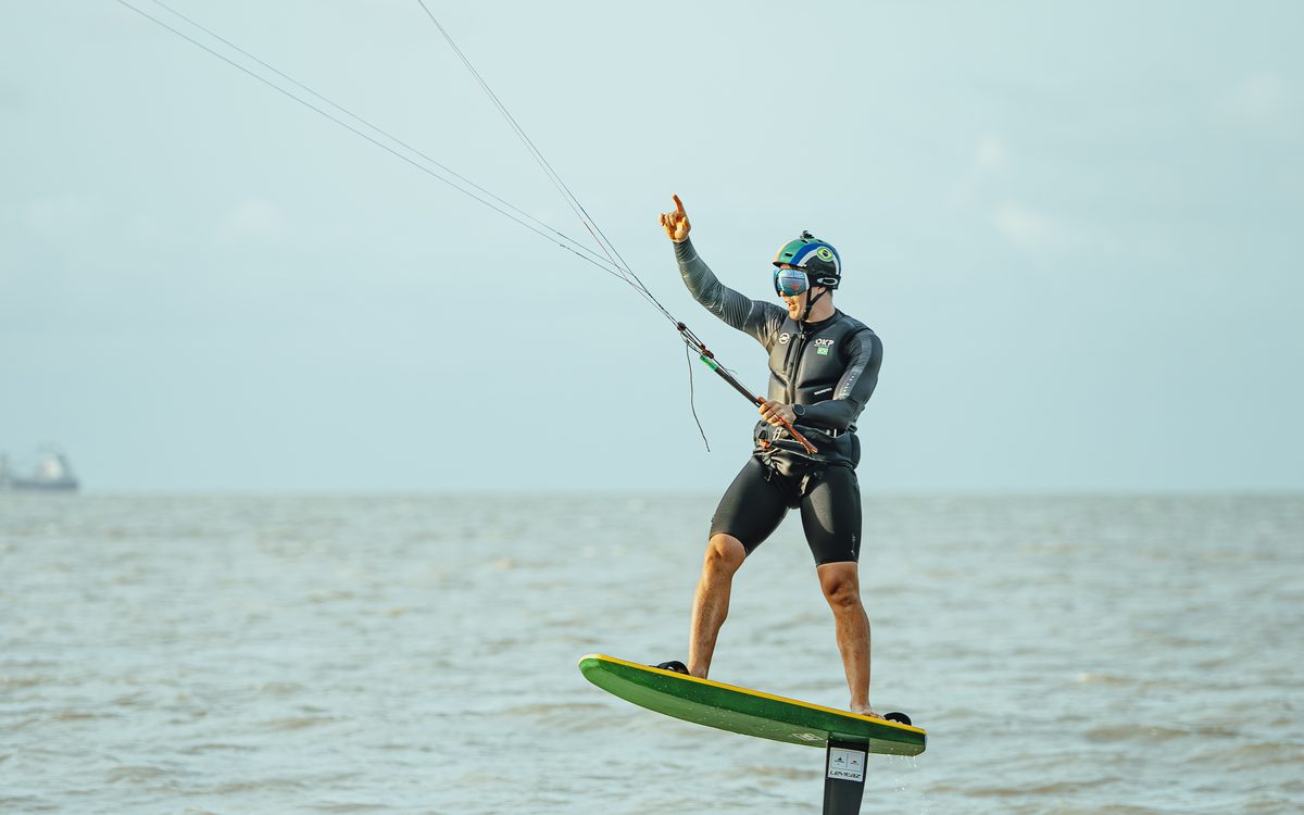 Bruno Lobo comemorando durante navegação de kite foil