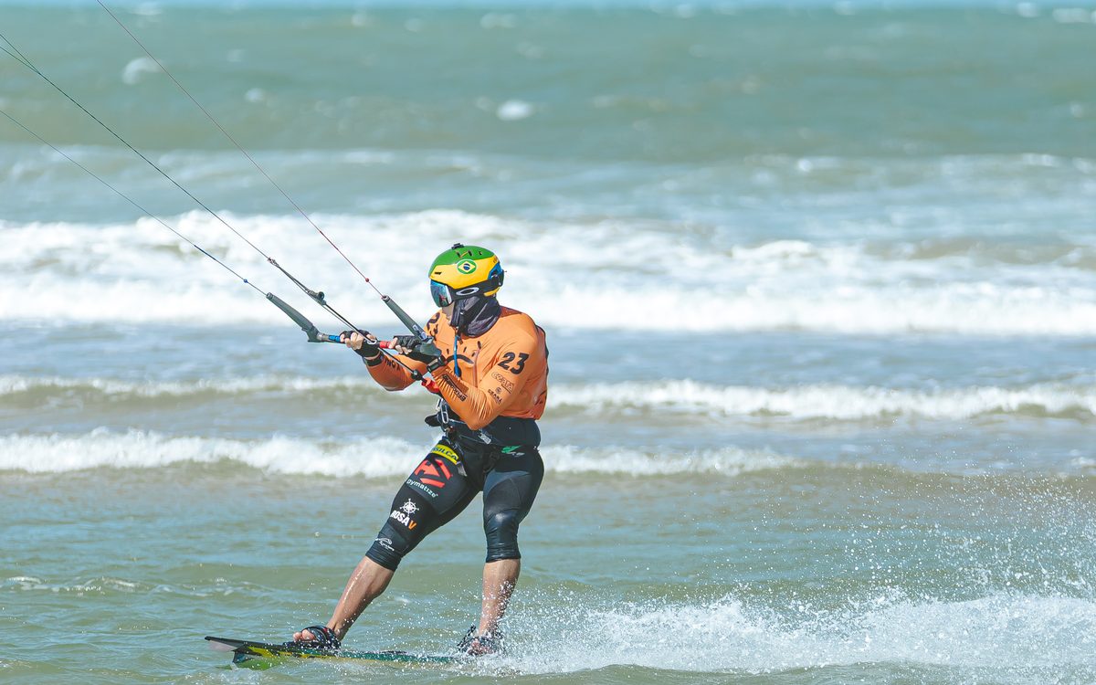 Bruno Lobo competindo de camisa laranja número 23 com capacete do Brasil
