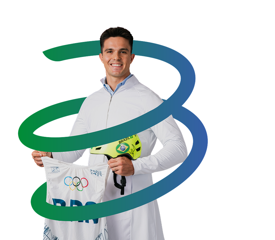 Dr. Bruno Lobo segurando o capacete e a camisa do Brasil dos Jogos Olímpicos de Paris 2024