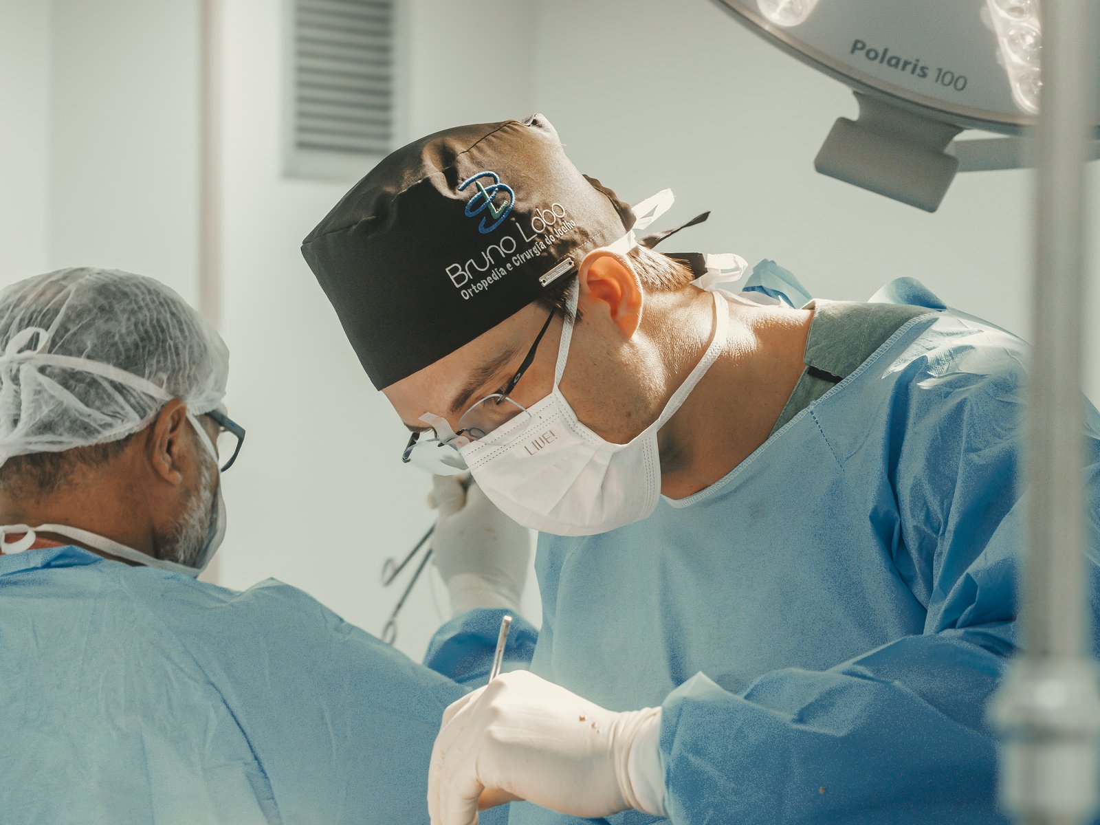 Dr. Bruno Lobo realizando cirurgia em centro cirúrgico